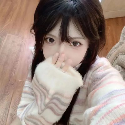 与一位女士合影